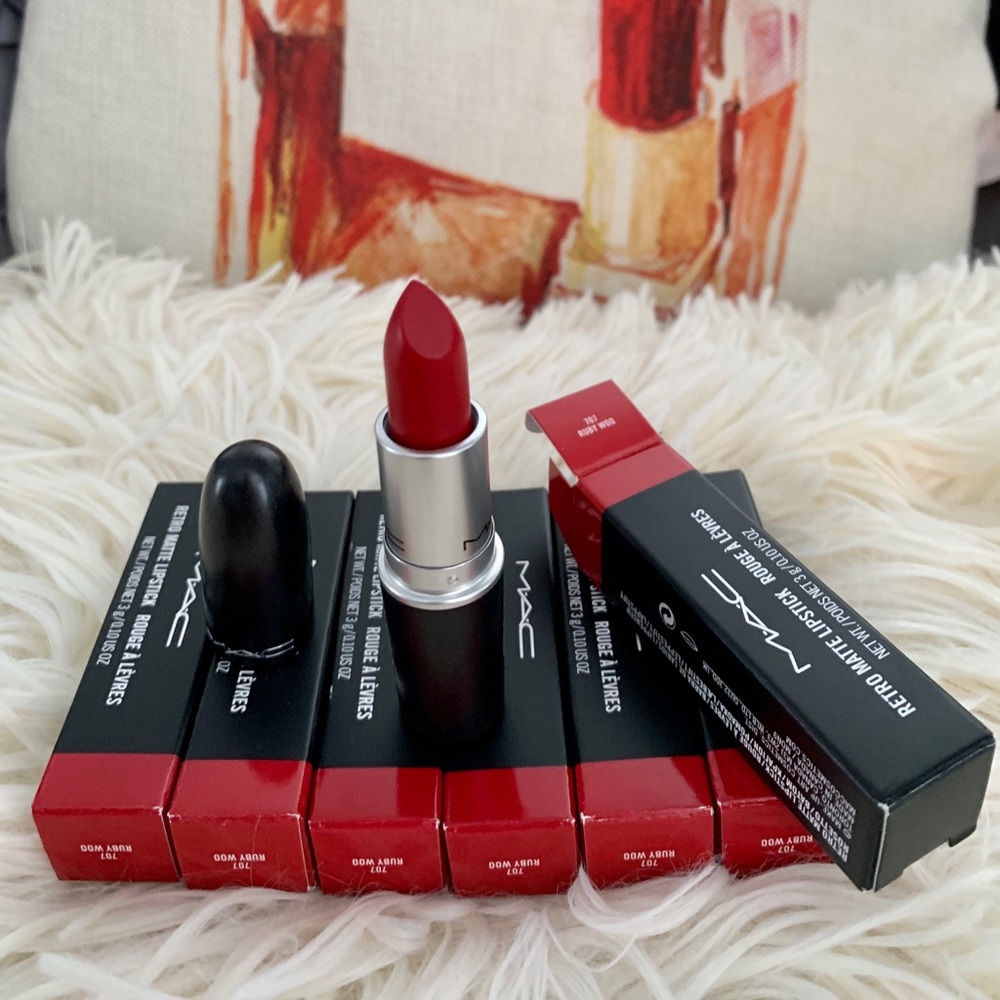 ᗰ.ᗩ.ᑕ 💌 MAC Ruby Woo RiHANNA Retro Matte lipsticks💋💄(you will receive (1) )